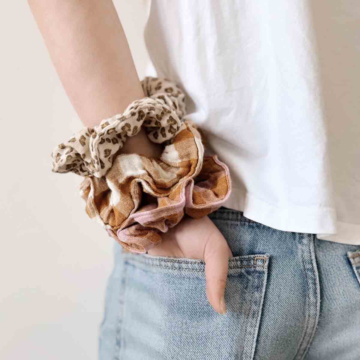 Scrunchie Mini Leo grau