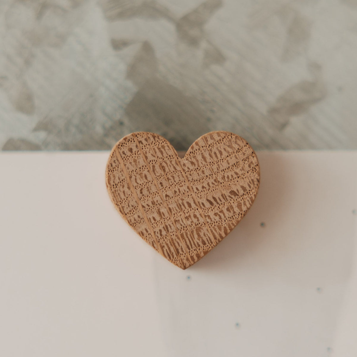 Holzmagnet Herz aus Eichenholz, Ansicht 5, Blush Couture