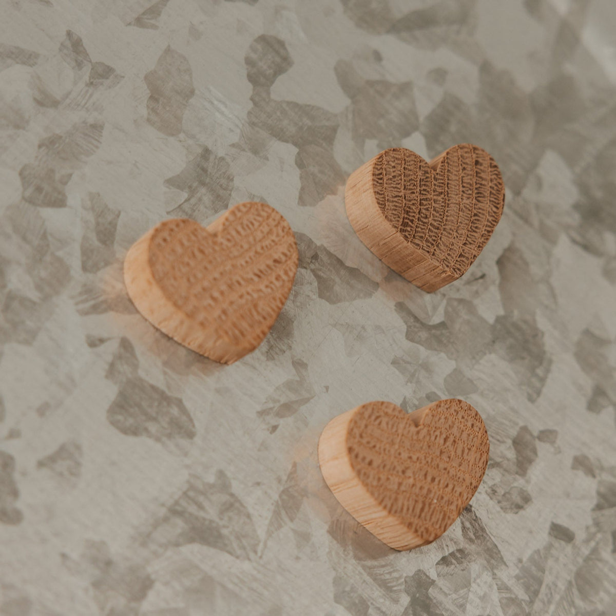 Holzmagnet Herz aus Eichenholz, Ansicht 2, Blush Couture