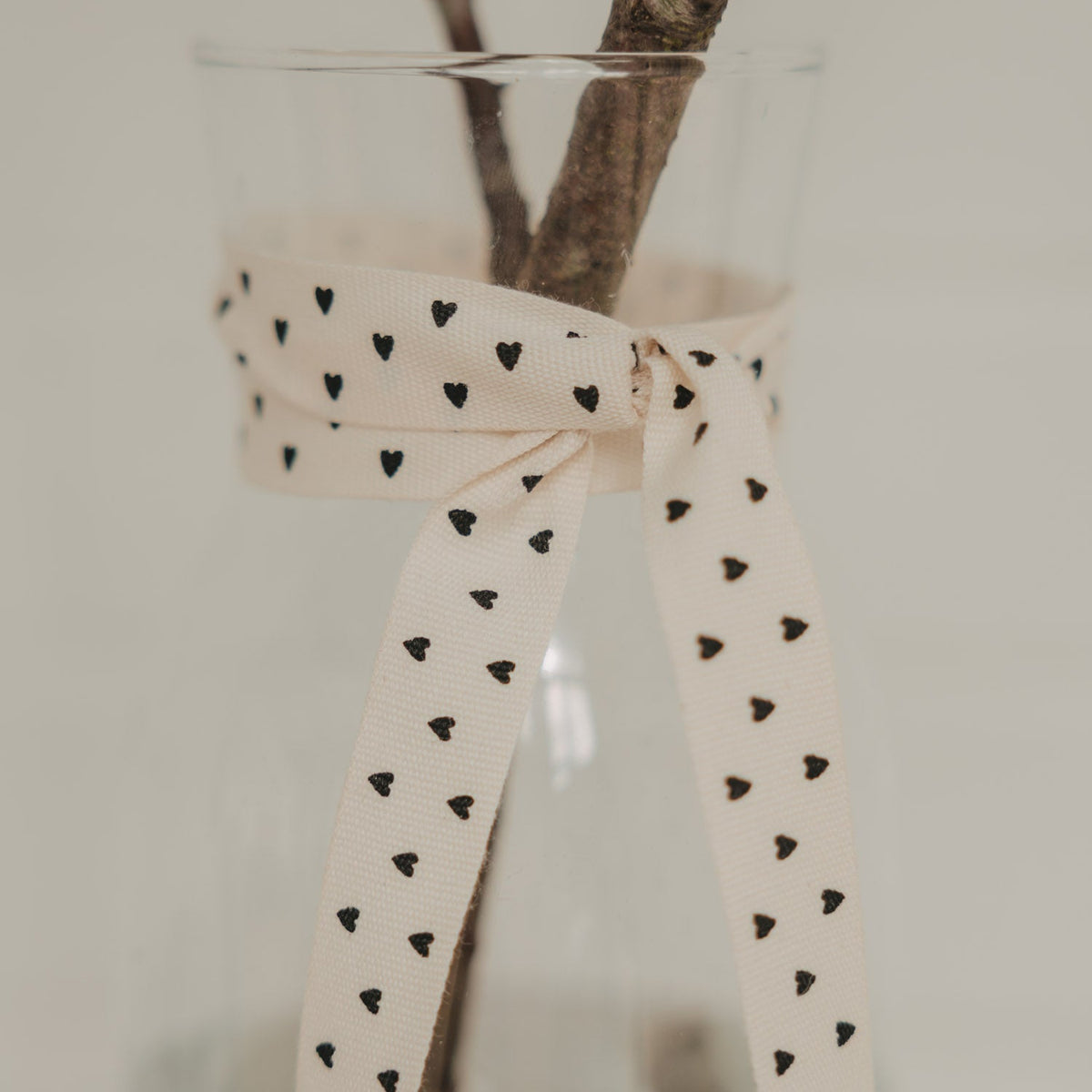 Geschenkband Allover Herzen schwarz aus Baumwolle, Ansicht 3, Blush Couture