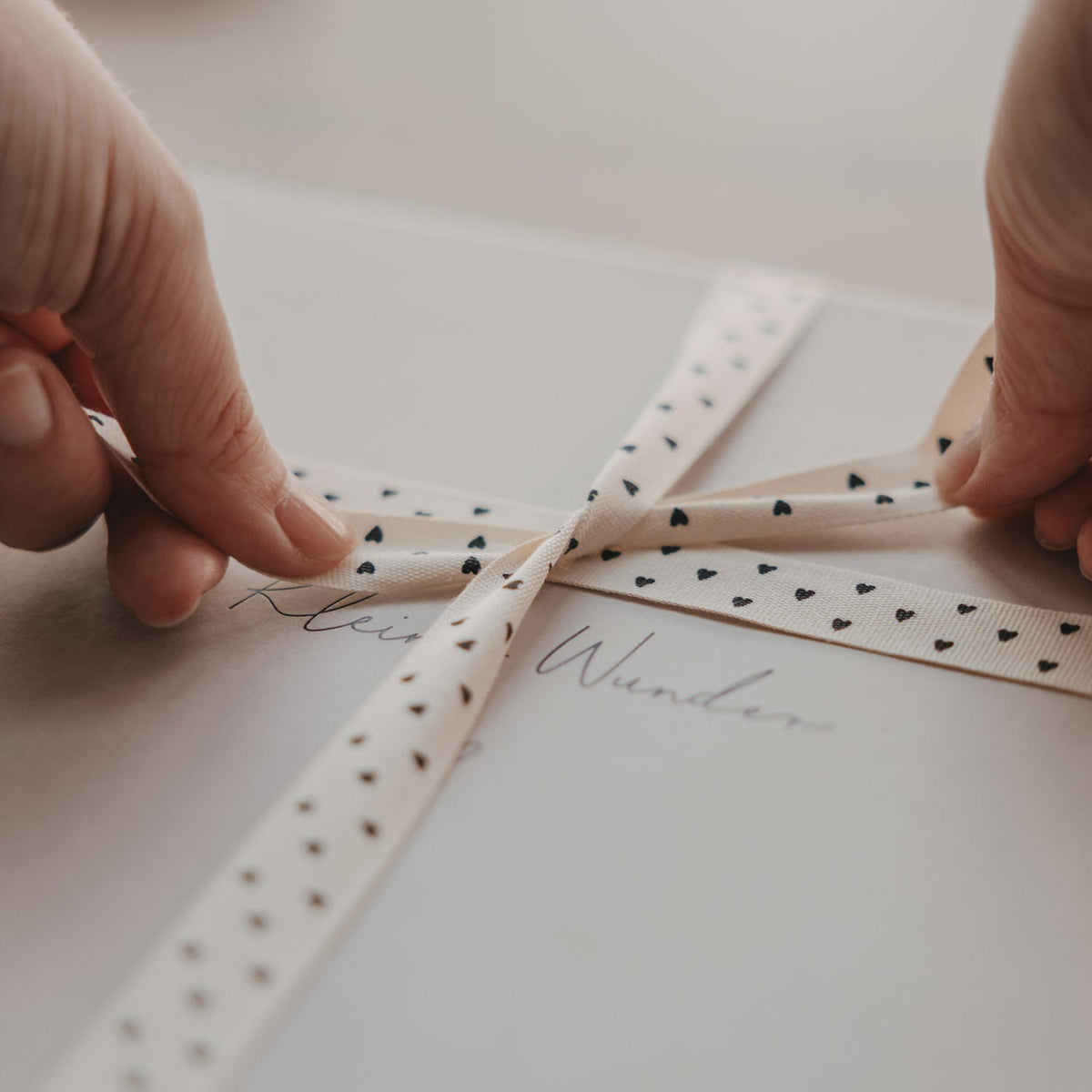 Geschenkband Allover Herzen schwarz aus Baumwolle, Ansicht 5, Blush Couture